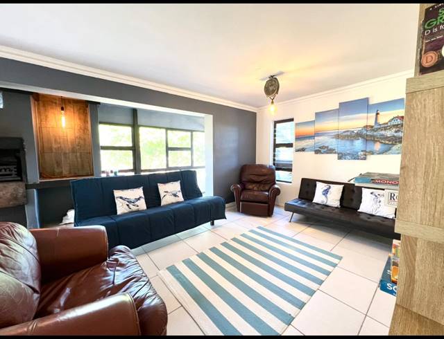 5 BEDROOM HOUSE FOR SALE IN PARADISE BEACH